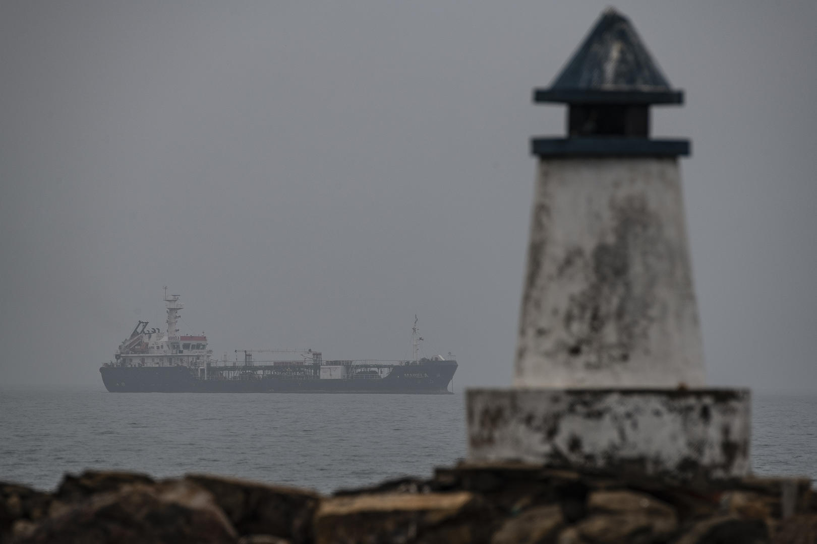 ▲委内瑞拉安索阿特吉州,拉克鲁斯港炼油厂前的海湾里,一艘油轮(资料图片)图据视觉中国