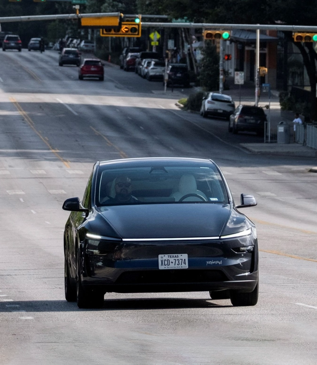 特斯拉 Robotaxi 高调开跑:只能坐两人,不能跟安全员聊天