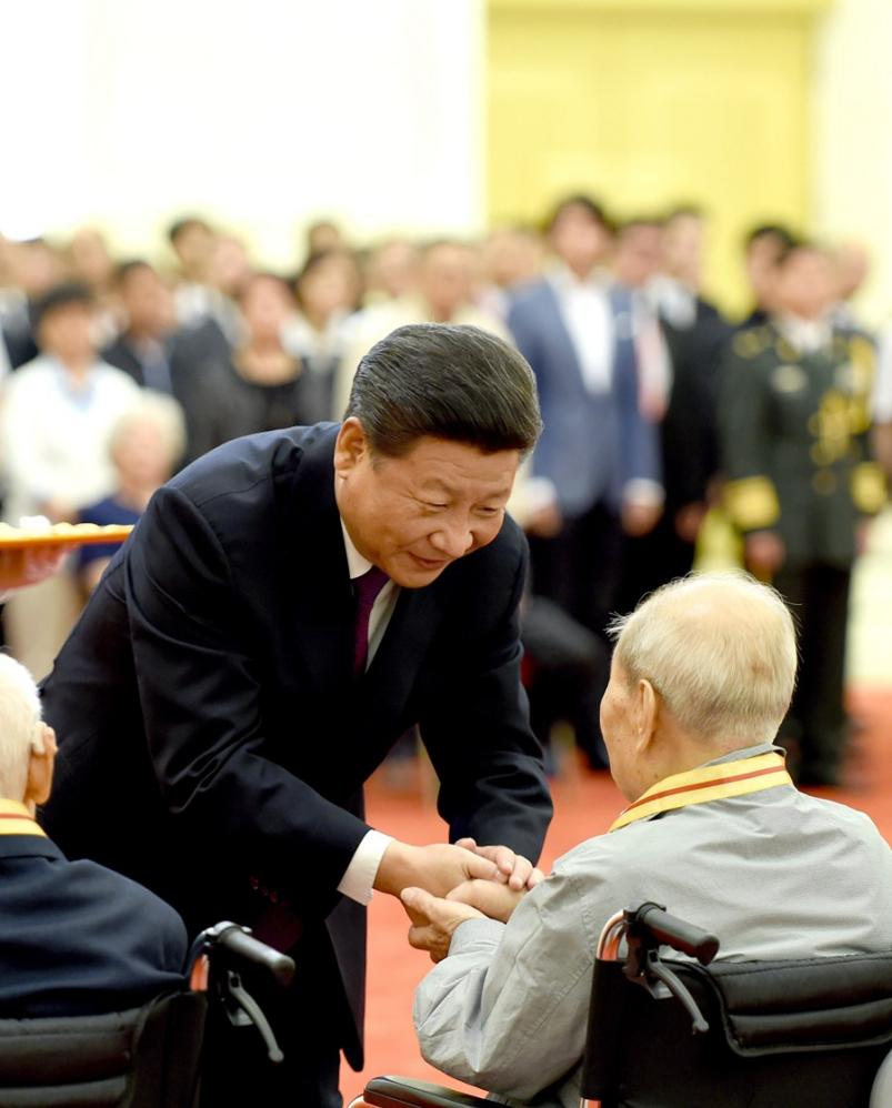 2015年9月2日，习近平总书记在北京人民大会堂向30名抗战老战士老同志、抗战将领、帮助和支持中国抗战的国际友人或其遗属代表颁发中国人民抗日战争胜利70周年纪念章并发表重要讲话。新华社记者 李学仁 摄