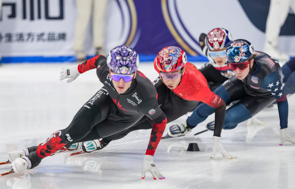↑2025年3月16日，中国队选手孙龙（左二）在2025年国际滑联世界短道速滑锦标赛男子5000米接力A组决赛中。