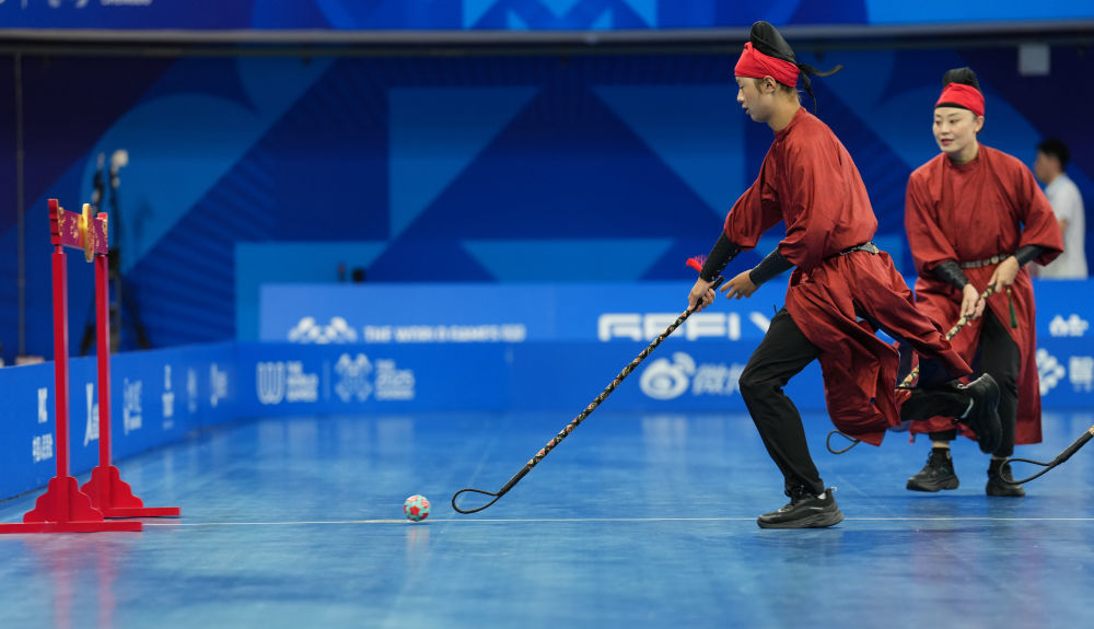 ↑这是8月6日在成都世运会软式曲棍球女子A组预赛前拍摄的步打球表演。