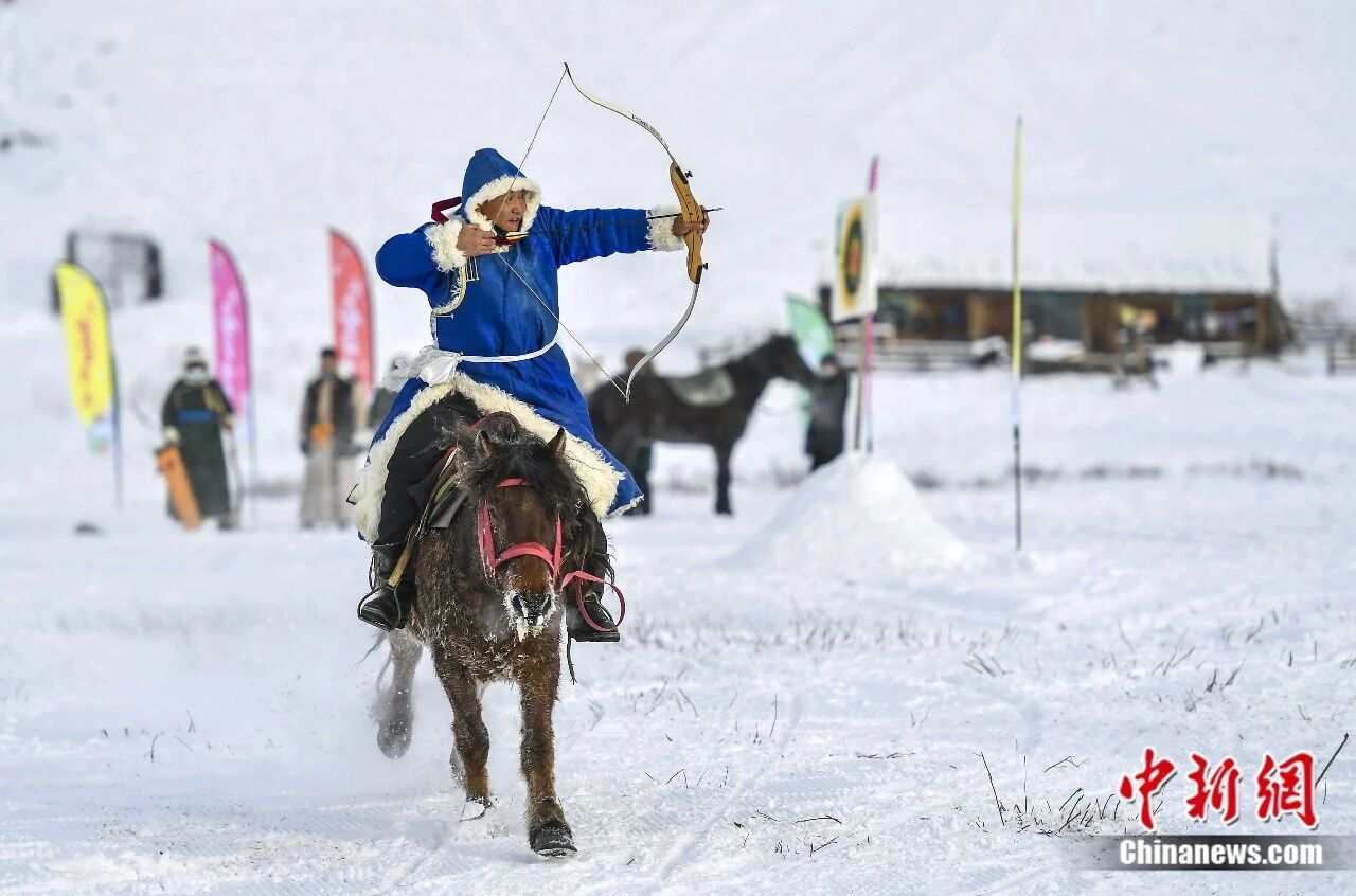 新疆禾木：牧民表演骑马射箭。刘新 摄