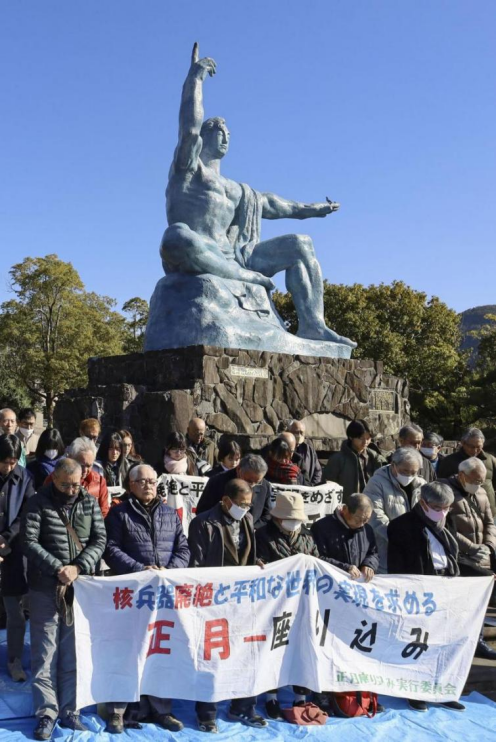 ◆2025年1月1日,原子弹爆炸幸存者在长崎和平公园举行集会,呼吁废除核武器。