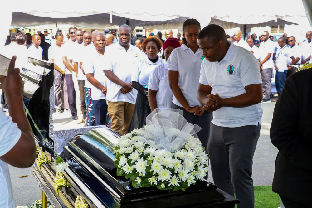 2025年6月20日，在坦桑尼亚达累斯萨拉姆穆欣比利国立医院，人们在追悼会上向张军桥医生遗体告别。新华社发