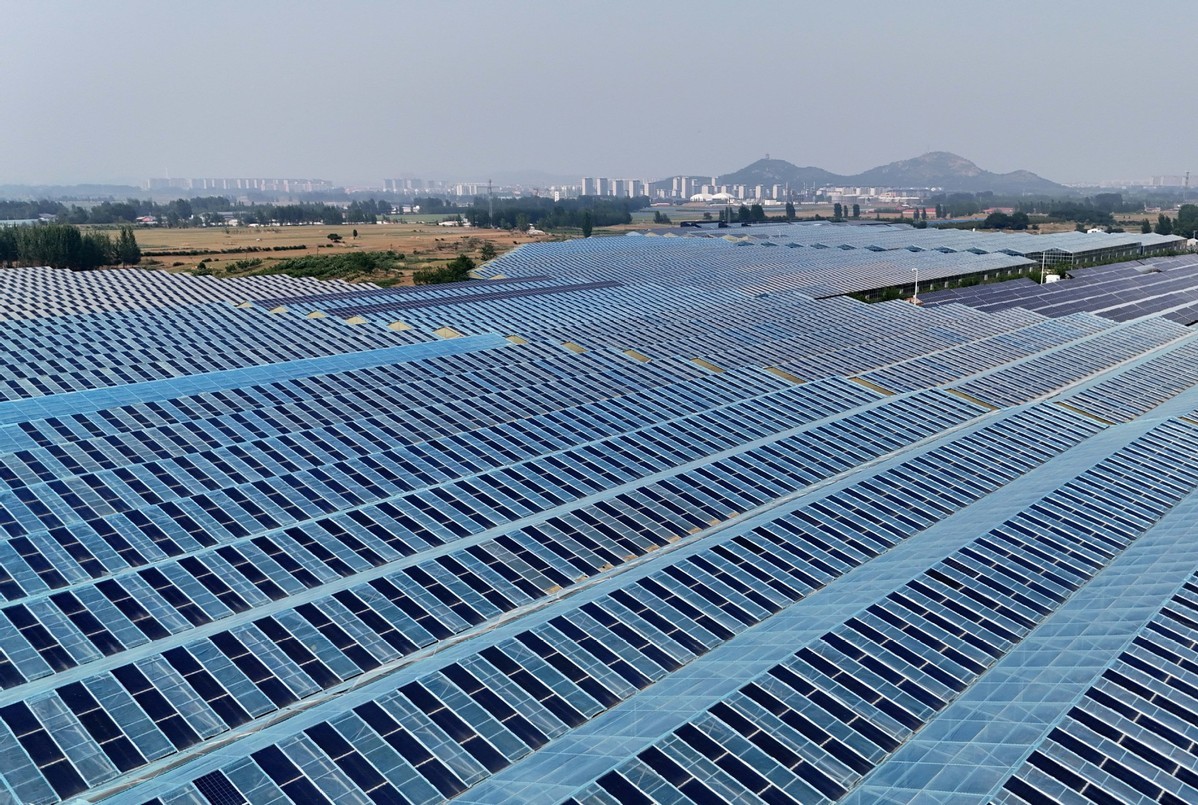 5月29日拍摄的秦皇岛市抚宁区坟坨镇20兆瓦“农光互补”光伏发电场（无人机照片）。（图片来源：新华社）