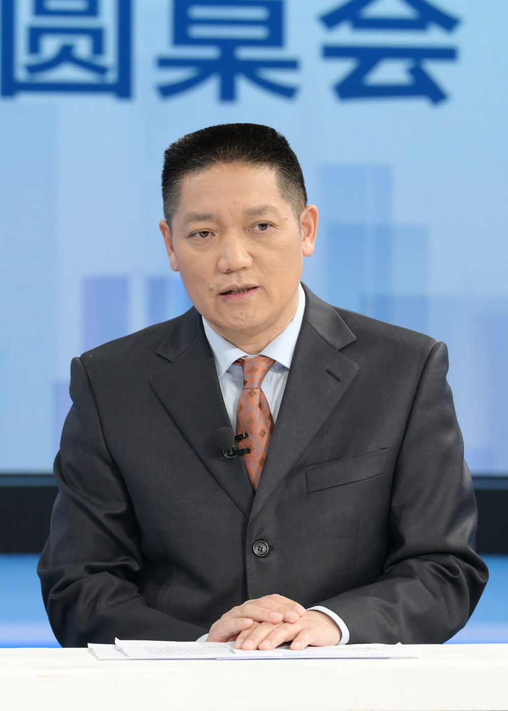 国家体育总局经济司副司长艾郁在第十二期“中国经济圆桌会”录制现场交流发言。新华社记者 李贺 摄