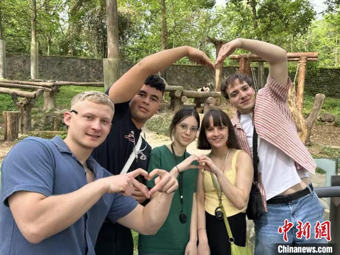 16日，德国伯乐中文合唱团的师生们与大熊猫合影。德国伯乐中文合唱团供图