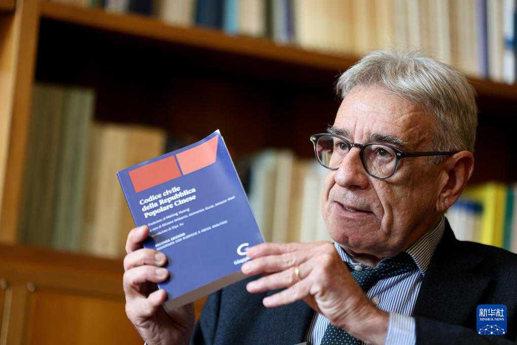 4月23日，在意大利罗马，奥利维耶罗&middot;迪利贝托教授在办公室展示中国民法典意大利文版。新华社记者 李京 摄