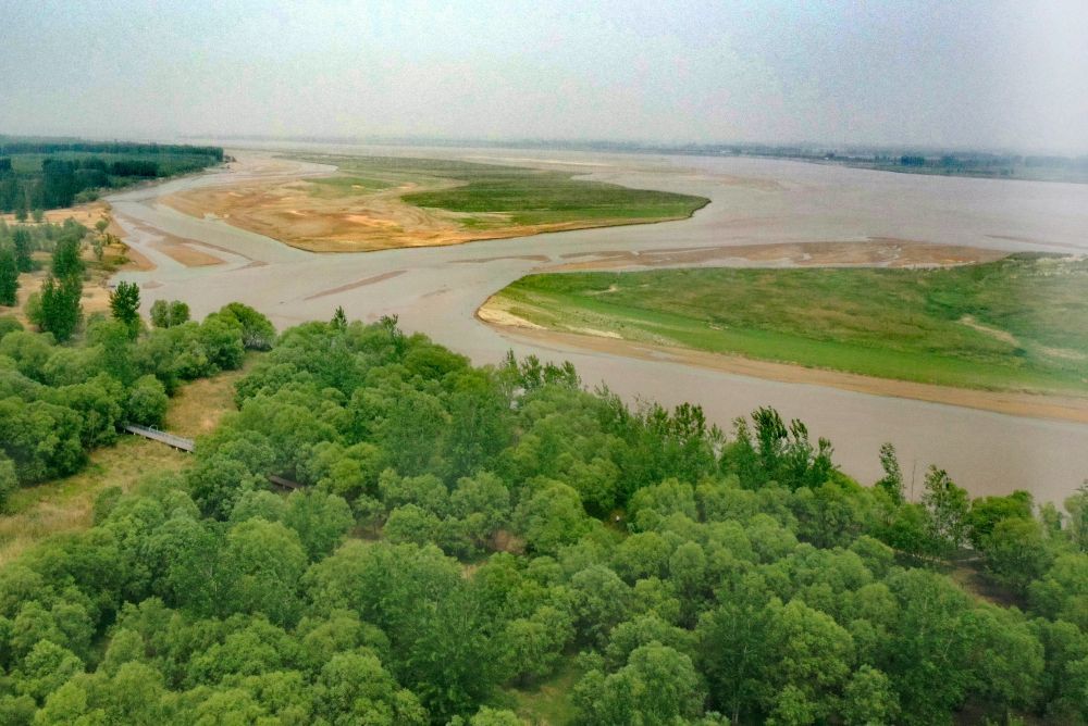 2025年4月27日拍攝的鄭州黃河國(guó)家濕地公園（無(wú)人機(jī)照片）。新華社記者 李嘉南 攝