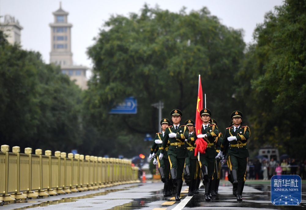 ↑ 10月1日在陕西省西安市新城广场拍摄的升旗仪式。新华社记者 李一博 摄