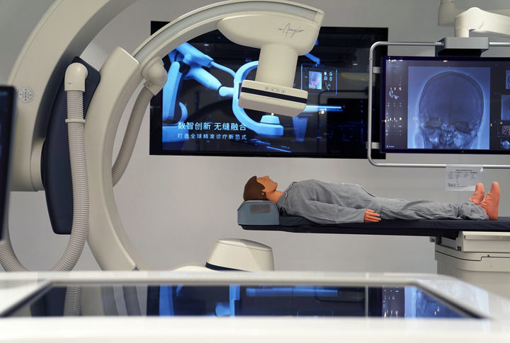 这是2024年9月10日在上海联影医疗展厅拍摄的智能影像设备。新华社发（陈浩明 摄）