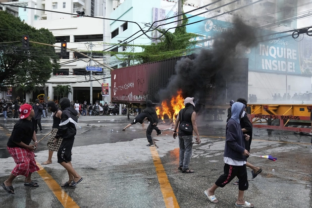 [图片]9月 21日，菲律宾全国爆发反腐抗议活动，在马尼拉抗议者向警察投掷石块。图自外媒
