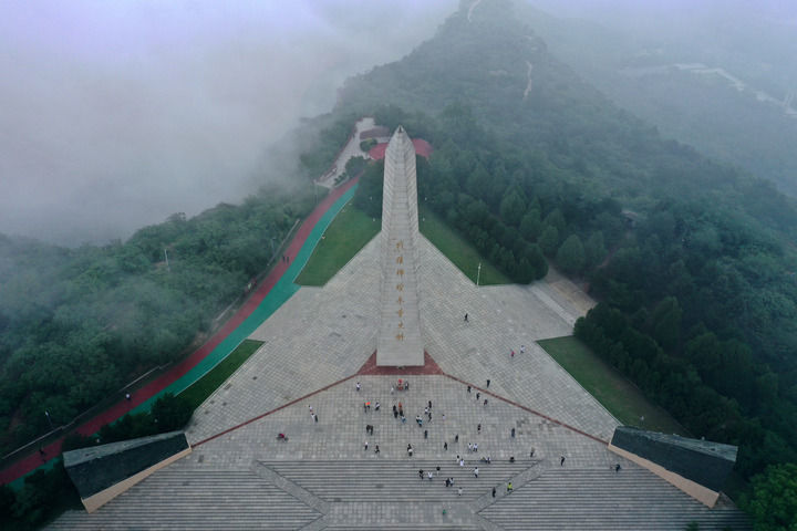 游客在山西省阳泉市百团大战纪念碑参观(2025年7月8日摄,无人机照片)。新华社记者 詹彦 摄