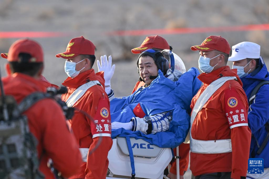 11月14日,载着神舟二十号航天员乘组的神舟二十一号载人飞船返回舱在东风着陆场成功着陆。这是航天员陈冬安全顺利出舱。新华社记者 李志鹏 摄