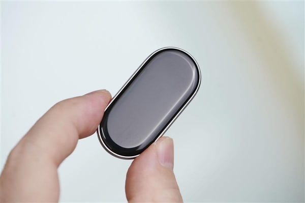 超窄四等边跑道屏!小米手环10 NFC版图赏