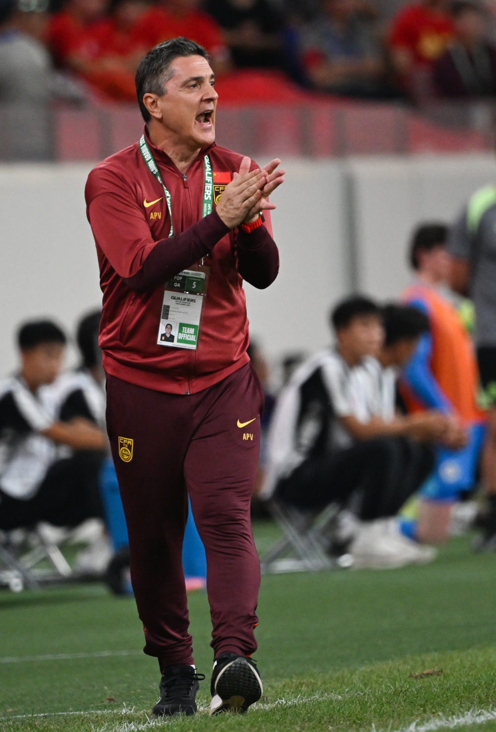 9月9日,中国队主教练安东尼奥在场边指挥。新华社记者 邹竞一 摄