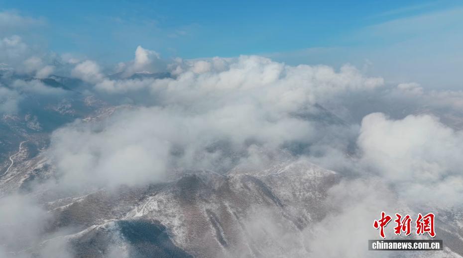 初冬雪后初晴，甘肃省武威市天祝藏族自治县马牙雪山在云海中若隐若现，时而露出嶙峋山脊，时而被云海轻掩，宛如仙境。自然的壮美与温柔在此刻交融，让人沉醉于这份冬日独有的诗意。王春财　摄