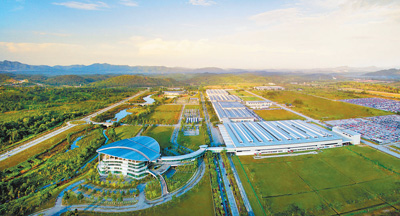 中马共同运营的马来西亚宝腾汽车丹戎马林工厂一景。龚晓摄