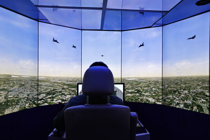 ↑空军航空兵某旅飞行员在进行模拟训练（2025年11月2日摄）。新华社发（谭巳成 摄）