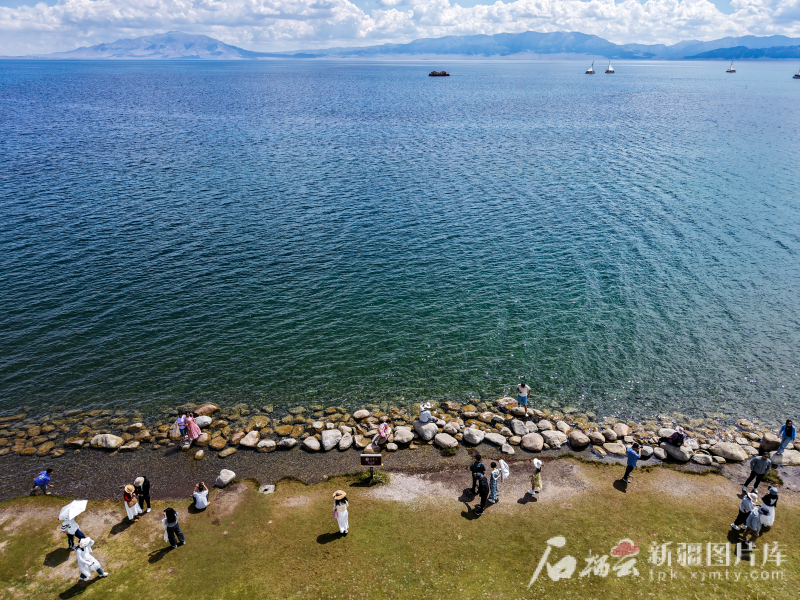 8月6日，游客在赛里木湖景区游览。（资料图）石榴云/新疆日报记者 周鹏摄