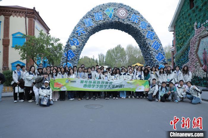 4月19日，香港青少年在新疆伊宁市六星街合影。　过安泽 摄