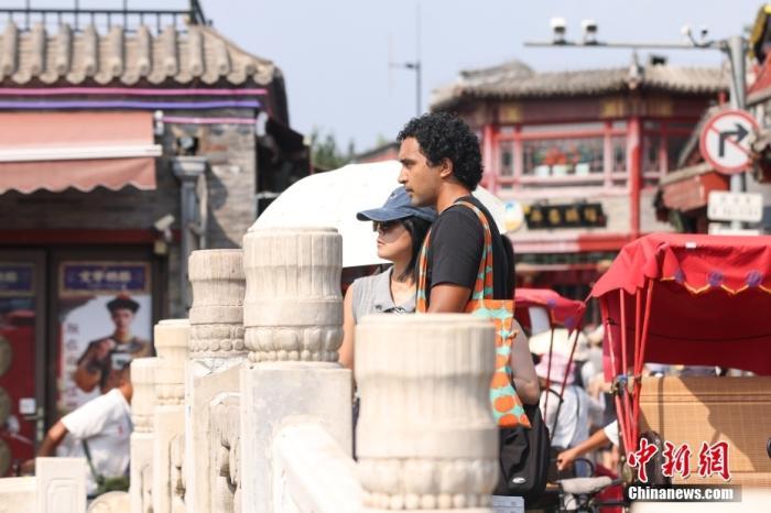 资料图:外国游客在北京什刹海地区游览。中新社记者 贾天勇 摄