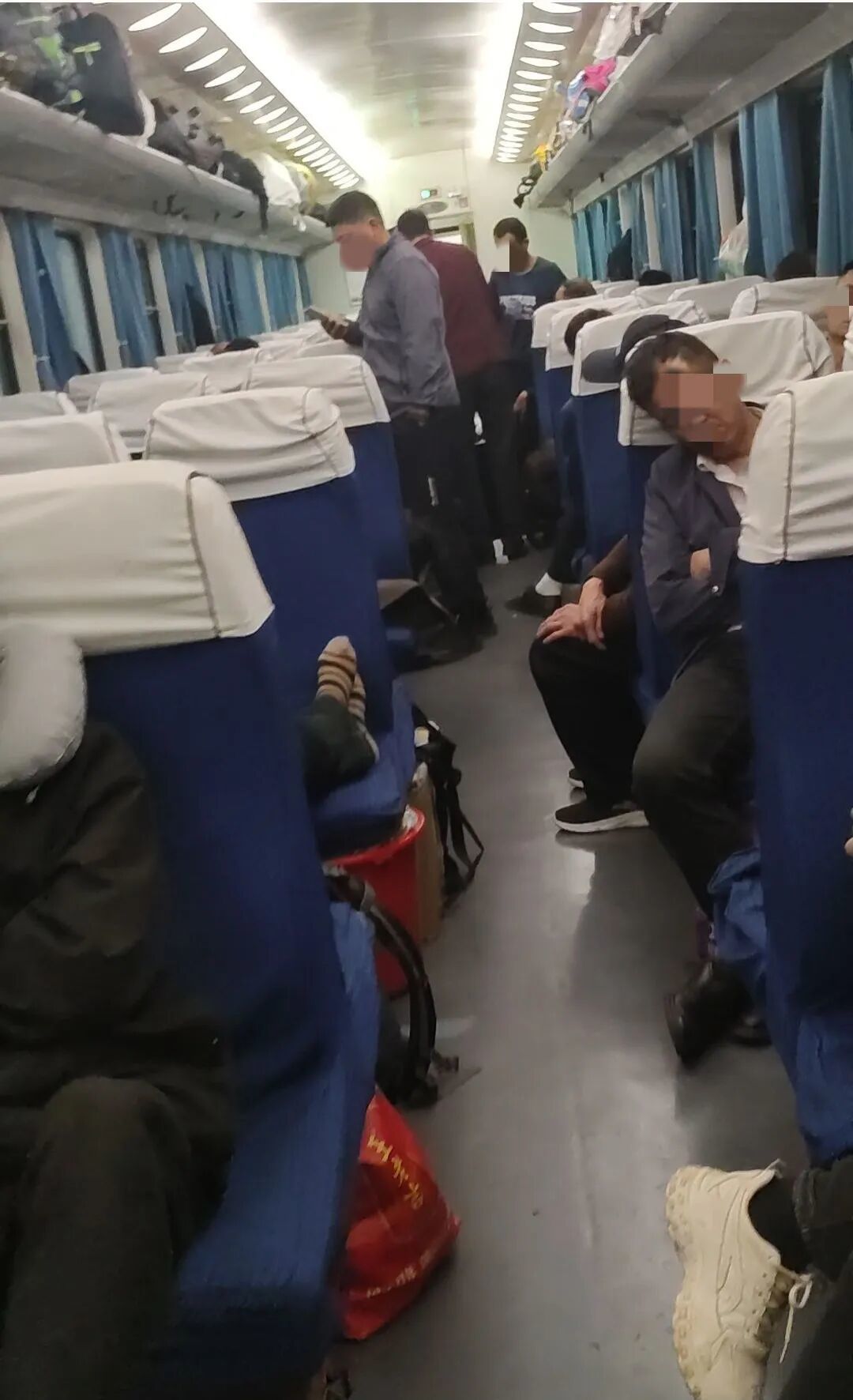 2025年3月,凌晨的车厢。(图/伍月拍摄)