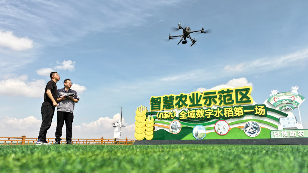 5月21日，在黑龙江北大荒农业股份八五六分公司第六管理区农业现代化示范区，搭载多光谱、可见光摄像头的无人机对水稻插秧后田块进行土壤墒情监测（无人机照片）。新华社发（王金彬摄）