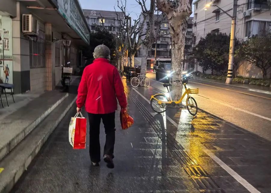 秋金在从健身房回家的路上。李瑶瑶 摄