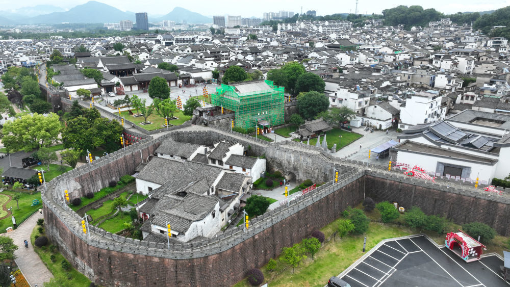 6月19日拍摄的歙县徽州古城南谯楼保养维护工程现场。
