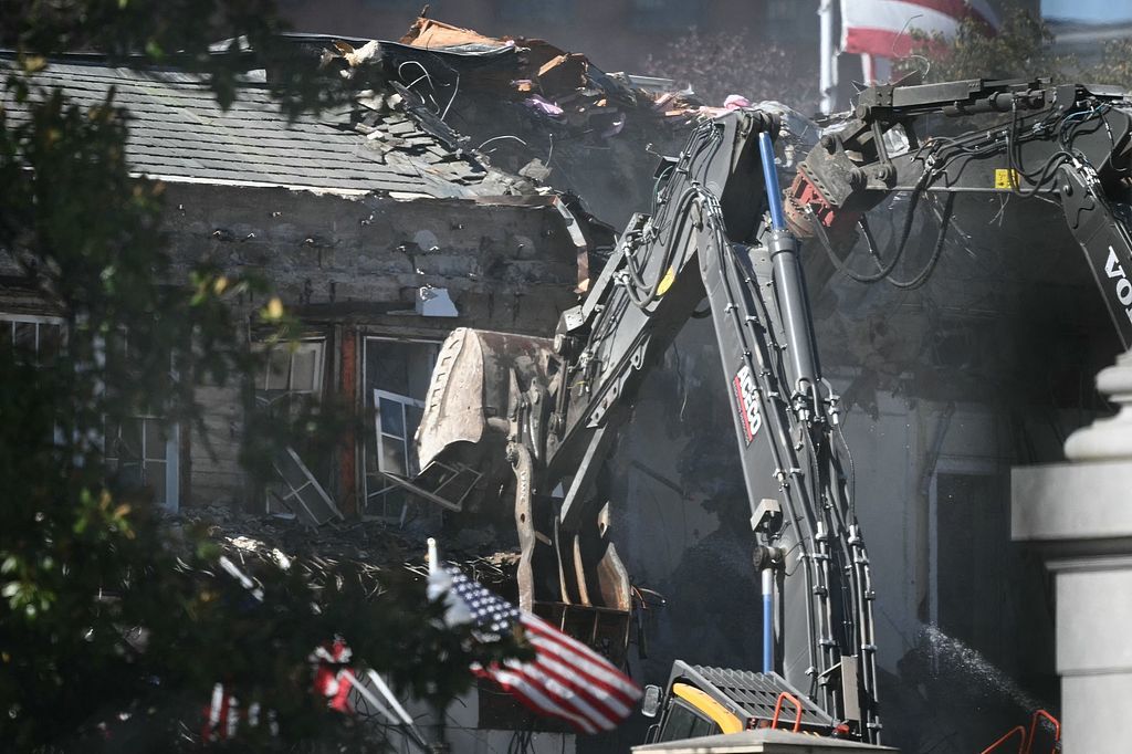 20日,白宫东翼部分建筑被拆除,新的宴会厅改建工程开始施工。(视觉中国)