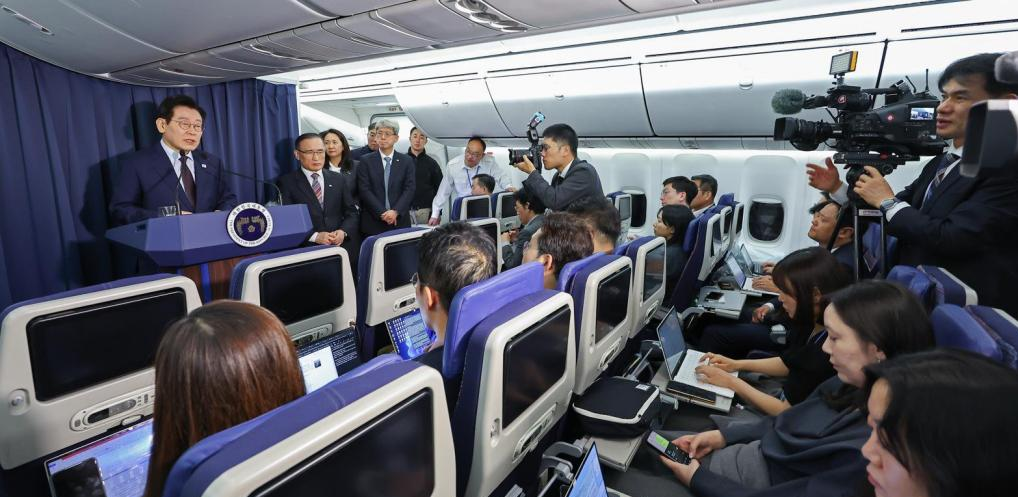 当地时间23日,李在明在前往土耳其的总统专机上举行记者会 图源:韩媒