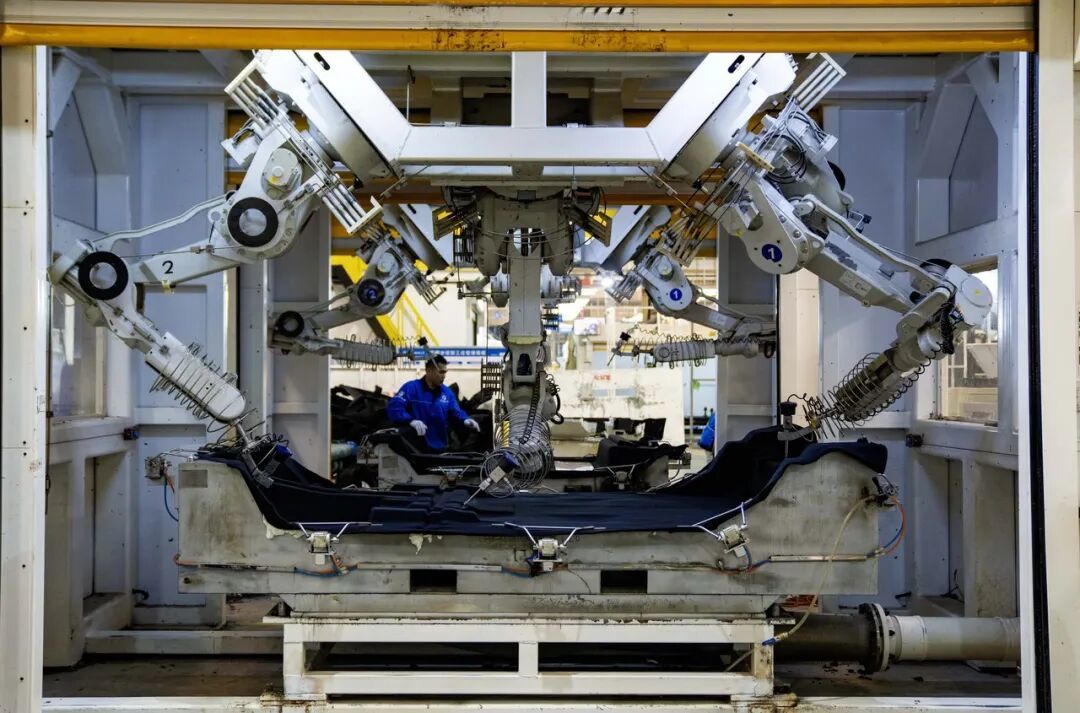 11月19日,位于金華武義經濟開發區的某公司生產車間內,機械臂運轉有序,智能化流水線高效銜接 圖源:潮新聞客戶端