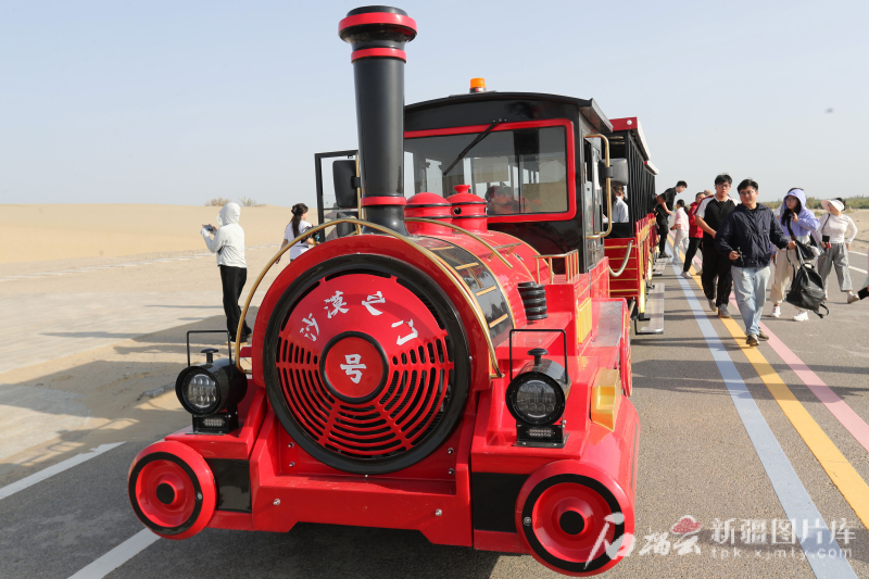 8月12日，游客乘坐“沙漠之门”小火车游览塔克拉玛干&middot;三五九旅文化旅游区。