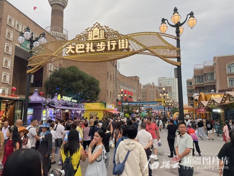 行人在乌鲁木齐大巴扎步行街上漫步。石榴云/新疆日报记者 姚刚摄