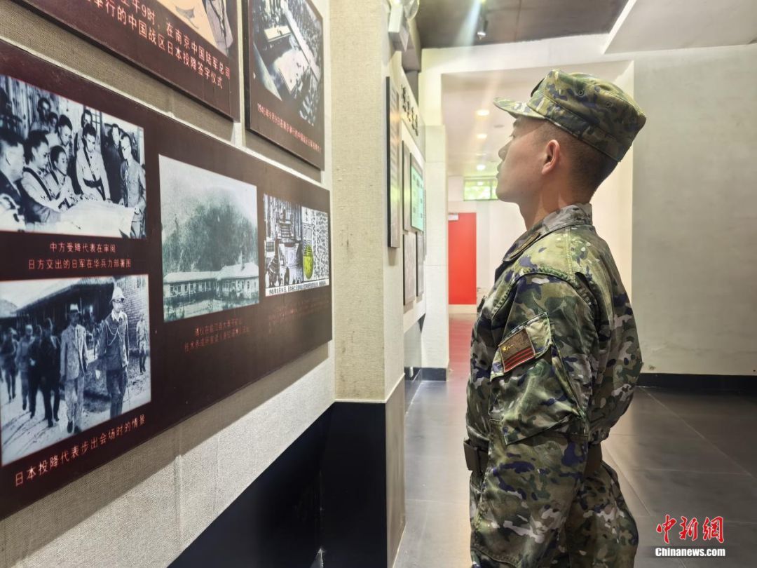 武警第二机动总队某支队戴柏权在纪念馆参观。苍雁摄