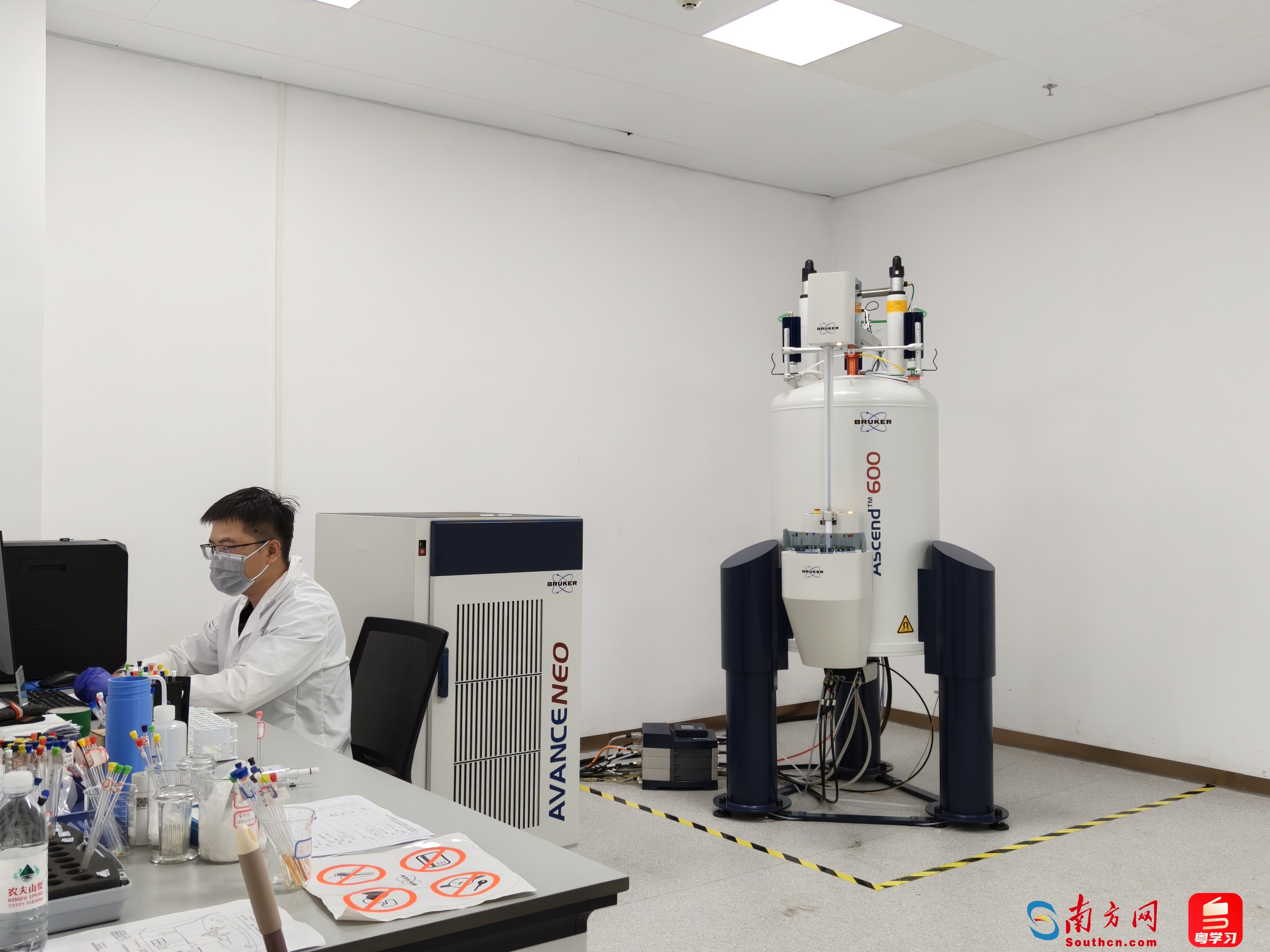 实验室科研人员正在工作。