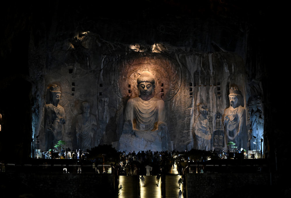 4月24日，游客夜游龙门石窟。