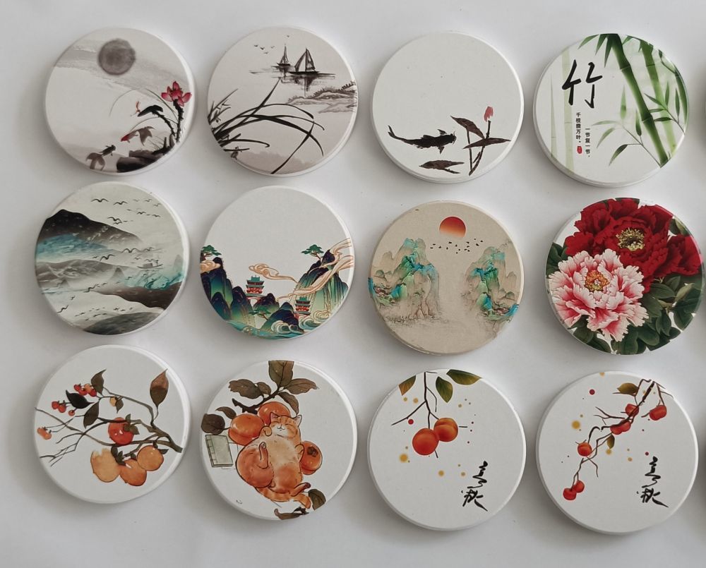 三班镇一家陶瓷企业设计的国风陶瓷杯垫。新华社发