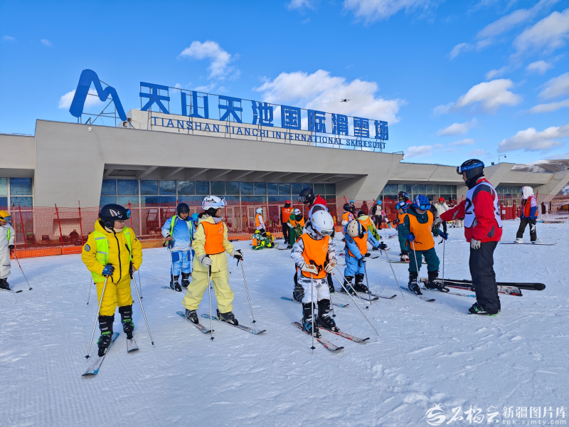 孩子们在天山天池国际滑雪场接受滑雪训练。天山天池国际滑雪场供图