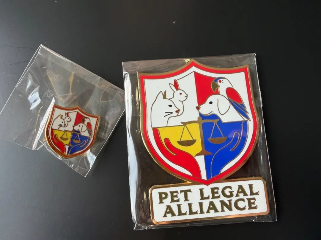 律师邓凯制作的“宠物律师联盟”的冰箱贴及胸针。