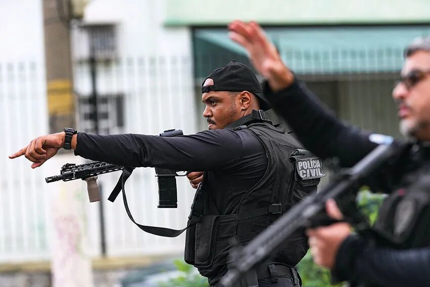 2025年10月28日,在巴西里约热内卢,警察开展剿匪行动 新华社/美联