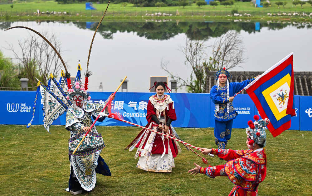 ↑8月8日,演员在成都世运会射准射箭复合弓混合团体决赛颁奖仪式前表演川剧。