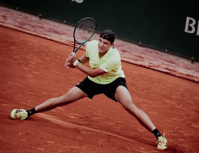 21岁新星成法网黑马!男单世界前十已有3人掉队,亚洲一哥易主