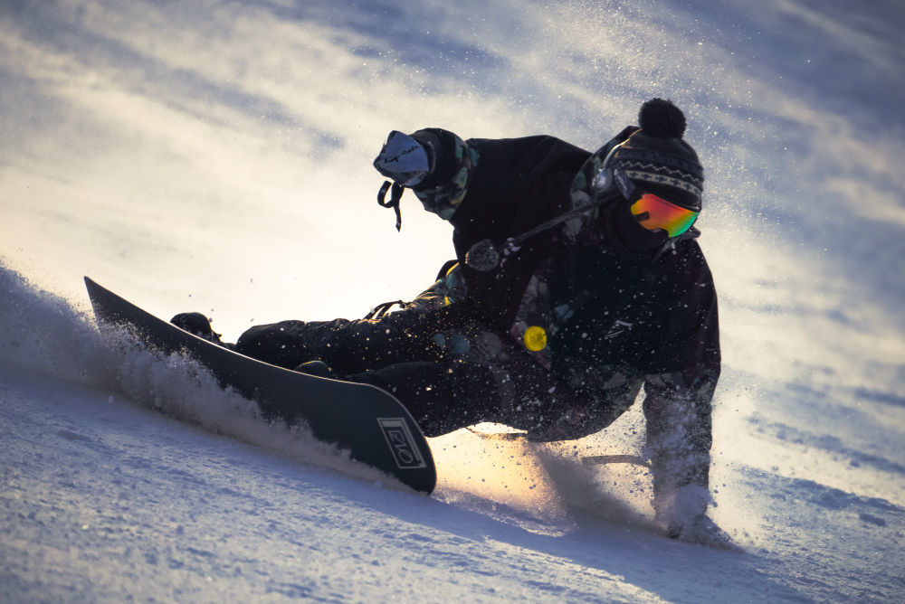 11月15日，滑雪爱好者在中旅松花湖度假区滑雪。新华社记者许畅 摄