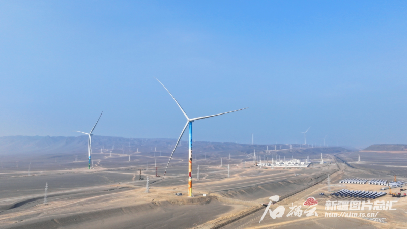 2024年12月24日，华能吐鲁番市100万千瓦风电项目首批风电机组并网。杨晓臣摄