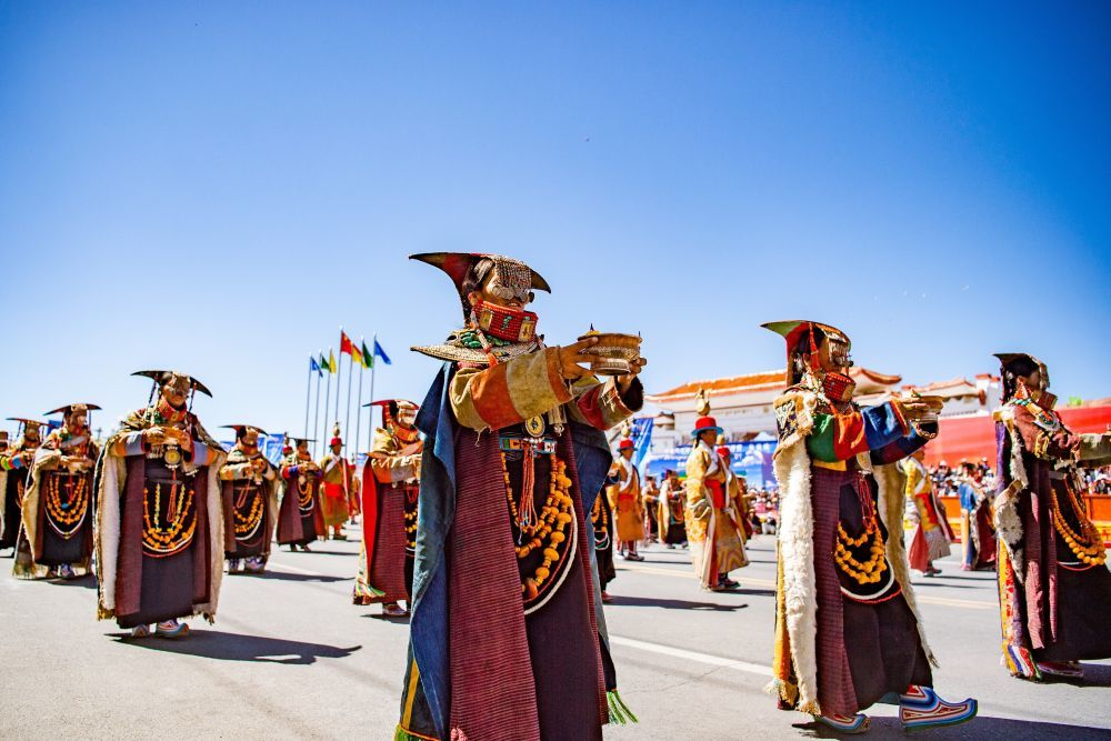 9月27日，第九届象雄文化旅游节群众巡游活动现场。（旦增努布 摄）