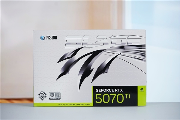 全白色刃式装甲!影驰RTX 5070 Ti圣刃图赏