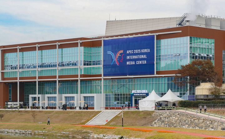 这是2025年10月31日在韩国庆州拍摄的亚太经合组织第三十二次领导人非正式会议新闻中心外景。新华社记者 姚琪琳 摄