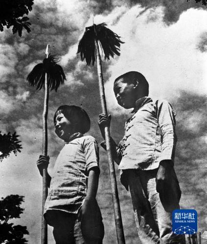 抗日战争时期,儿童团员在村口路边站岗放哨,保卫根据地。石少华 摄